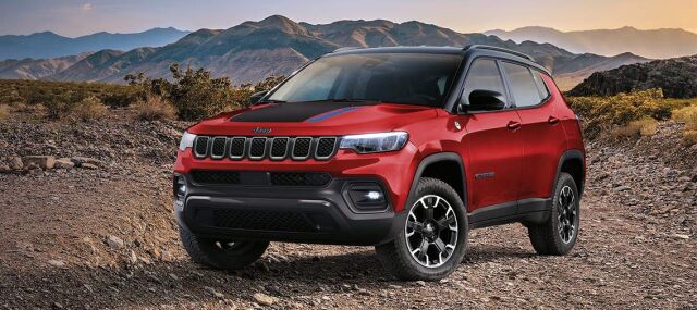 Jeep Wrangler ja Jeep Compass – erä autoja uloskantohinnoin