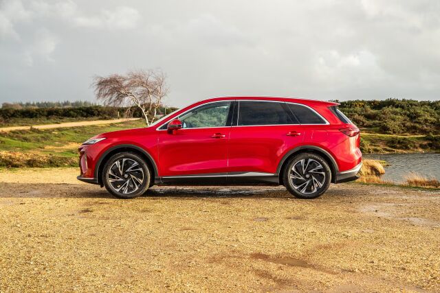 Ensimmäiset MGS6 EV -autot ovat saapuneet Suomeen Hedin Automotiven MG-myymälöihin