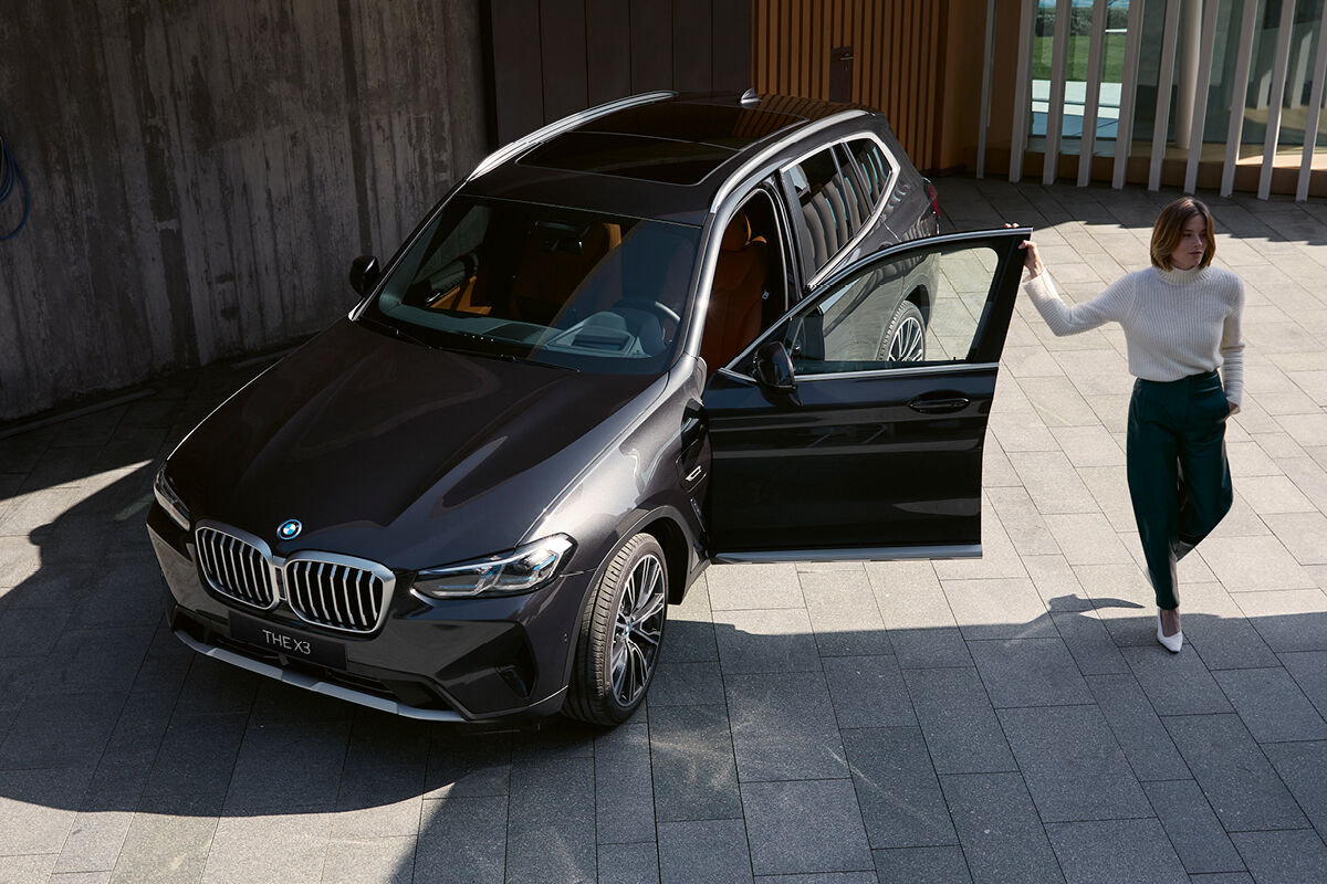 Uusi BMW X3 xDrive30e A Charged Edition. M Sport varusteet ja metalliväri veloituksetta!