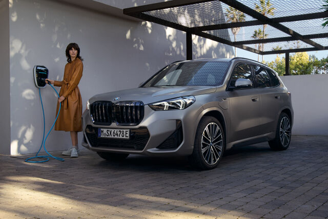 Kattavasti varusteltu BMW X1 Charged Plus kampanjamalli.