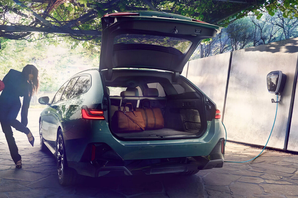 BMW i5 nelivetoinen xDrive Touring alk. 75 690 €.