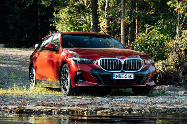 Koe BMW 5 Touring ladattavana hybridinä - täydellinen työajoon ja vapaa-aikaan.