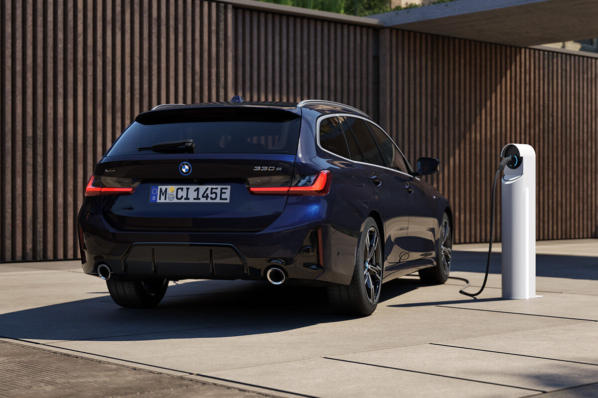 Suosittu BMW 330e xDrive Touring -neliveto alk. 56 206 €. Vapaa autoetu 1 005 €/kk, käyttöetu 885 €/kk.