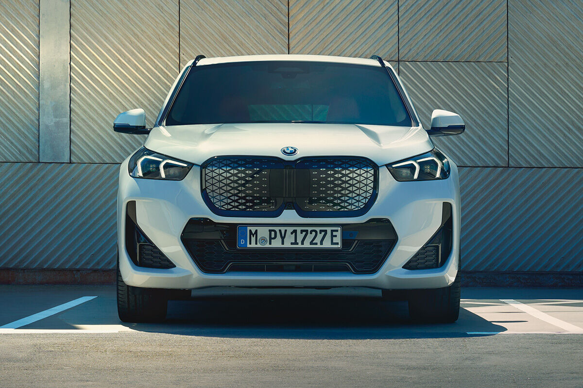 BMW iX1 alk. 499 €/kk Hedin Drive -sopimuksella - käsiraha 0 €.