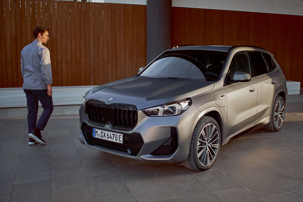 BMW X1 xDrive25e -neliveto alk. 49 921 €, vapaa autoetu alk. 905 €/kk, käyttöetu 785 €/kk.