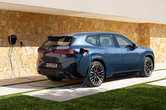 Uusi BMW iX3 50 xDrive nopeaan toimitukseen.