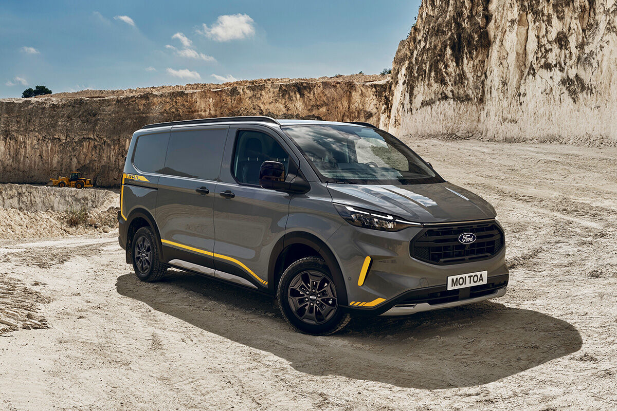 Nelivetoiset E-Transit Custom Trail AWD ja Transit Custom Trail AWD -juhlamallit