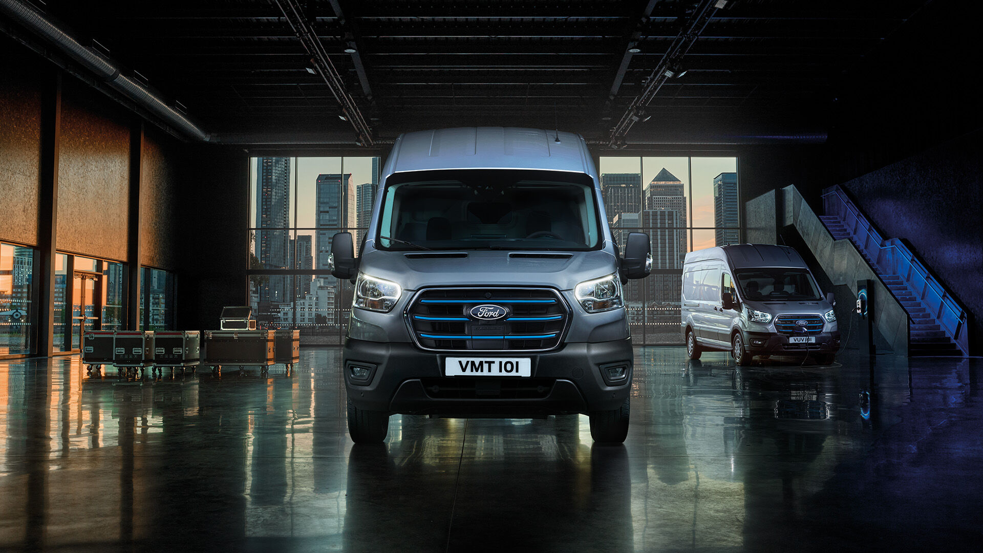 Ford Transit Limited ja E-Transit Van Trend 100 v. -juhlamallit