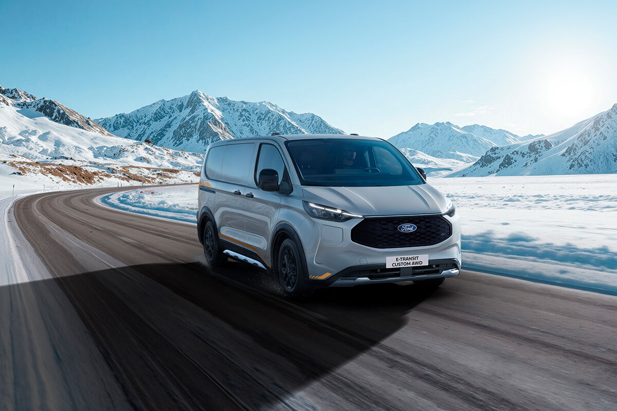 Nelivetoiset E-Transit Custom Trail AWD ja Transit Custom Trail AWD -juhlamallit