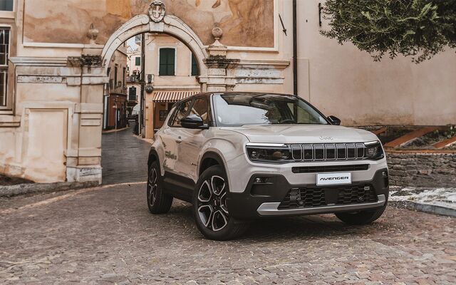 Hyödynnä Jeep kesäetu - hanki itselataava hybrid Avenger nyt, etusi yli 5 700 €!