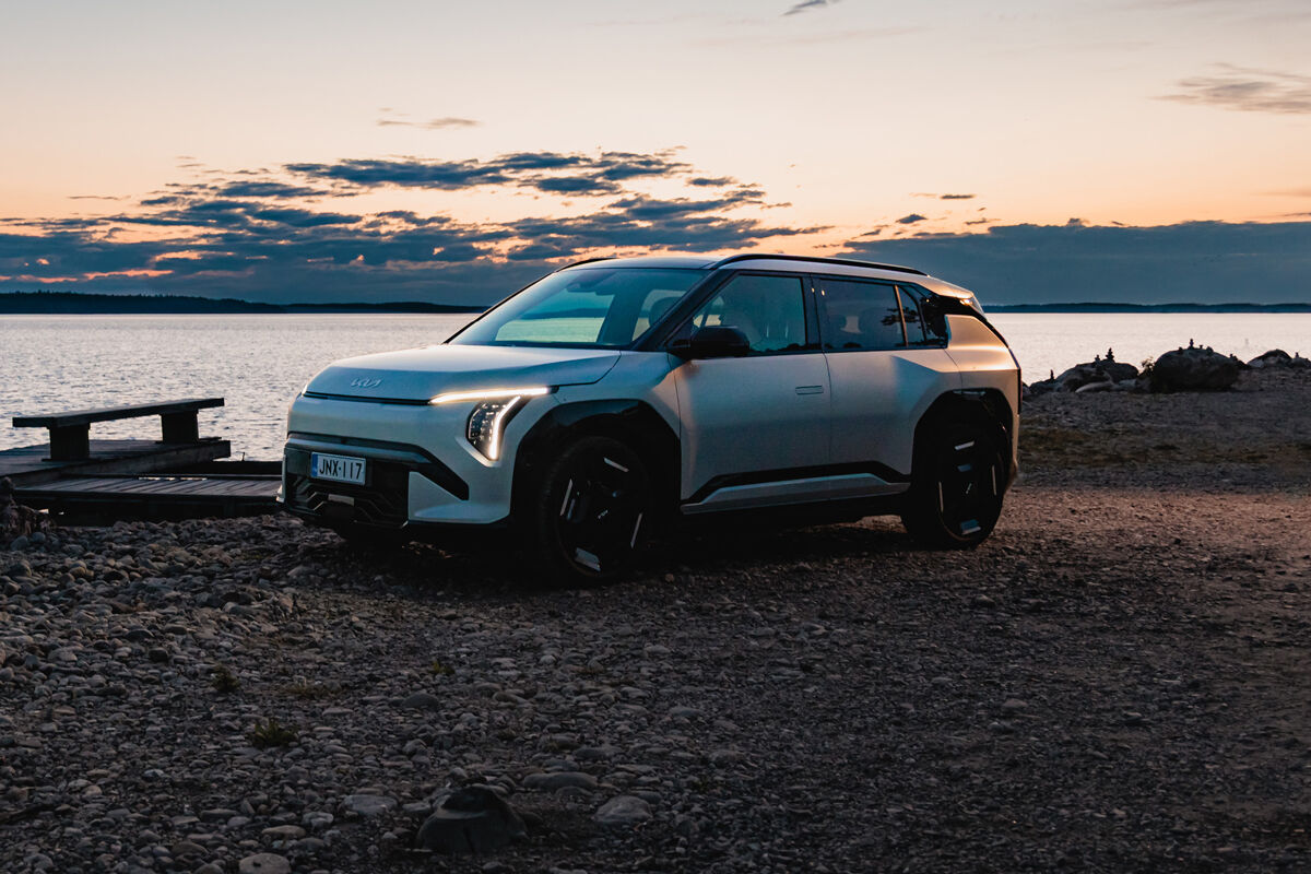 Osallistu arvontaan myymälässä ja voit voittaa täyssähköisen Kia EV3 pitkäksi viikonlopuksi käyttöön