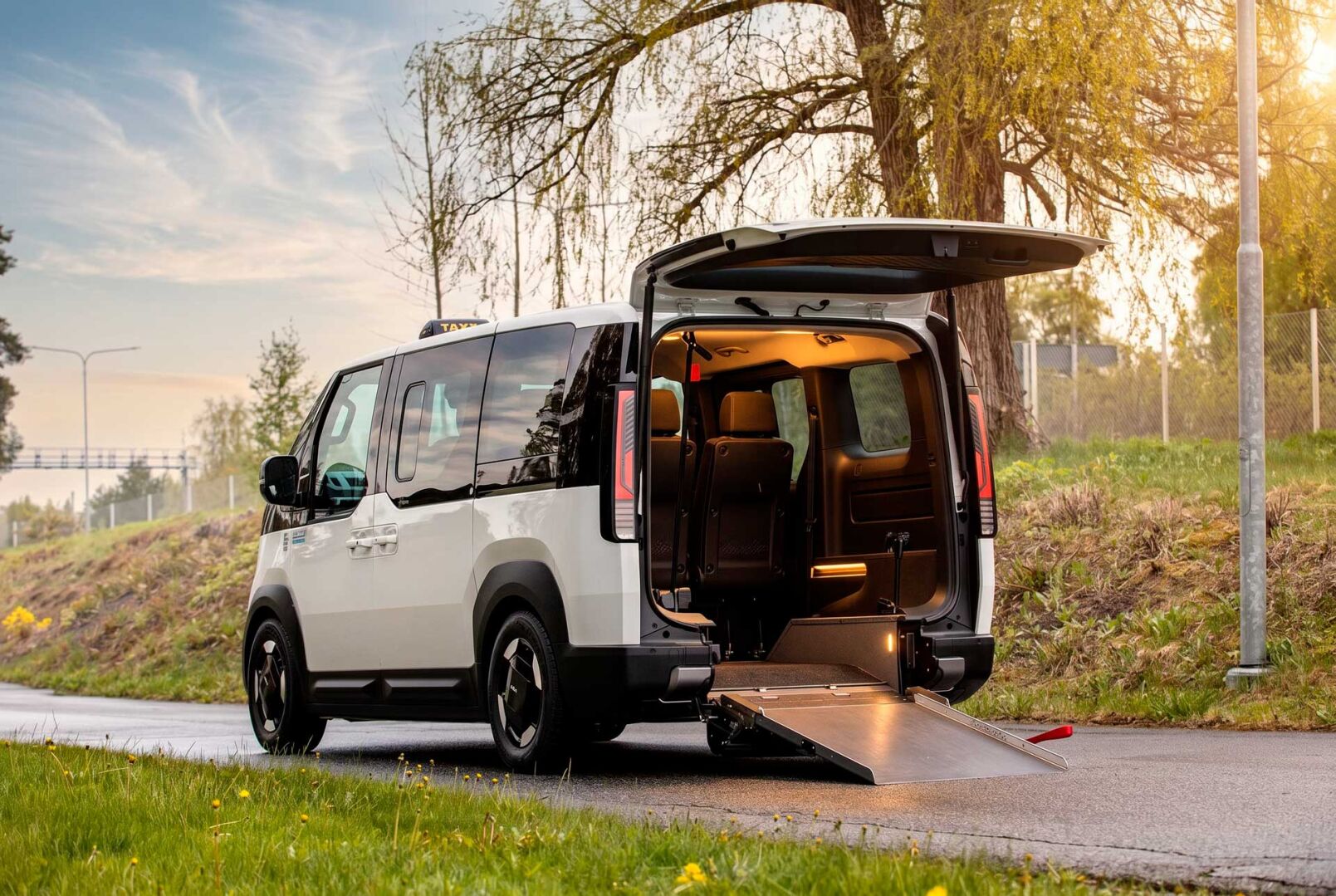 Esteetön Kia PV5 XXL Plus ammattikäyttöön 1+4 ja pyörätuolipaikka