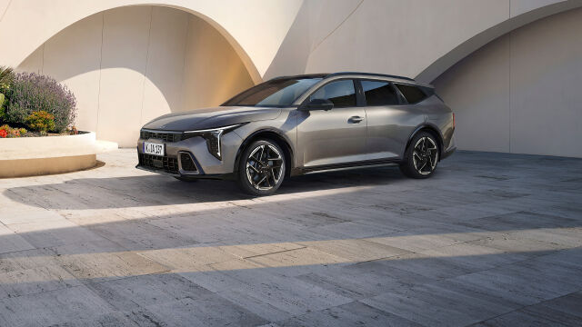 Täysin uusi Kia K4 Sportswagon nyt ensiesittelyssä Hedin Automotivella la 9.5. – pullakahvitarjoilu, tervetuloa