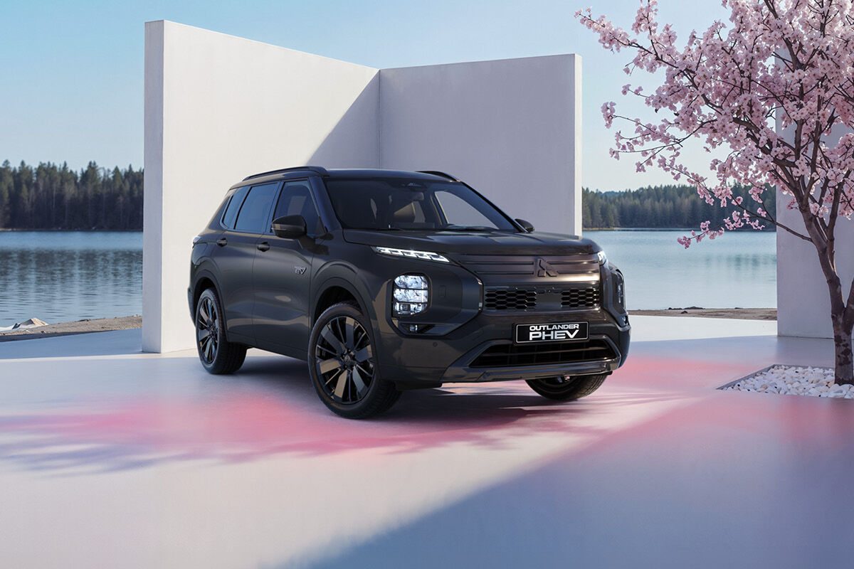 Erä Outlander PHEV Anniversary Edition -autoja  huikealla asiakasedulla – jopa 6 400 €