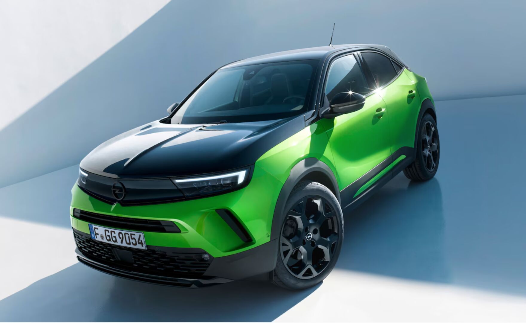Uusi kattavasti varusteltu Opel Mokka Hybrid 28 990 €  – etusi 8 340 €