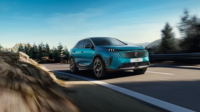 Näyttävä täyssähköinen Peugeot E-3008 nyt shokkihintaan 40 590 €