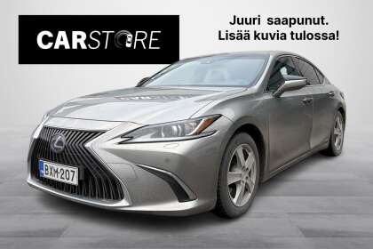Lexus ES 300h Comfort // Adapt.vakkari / Kattoluukku / Kamera / Apple Carplay / Nahkasisusta / Merkkihuollot/ - BXM-207
