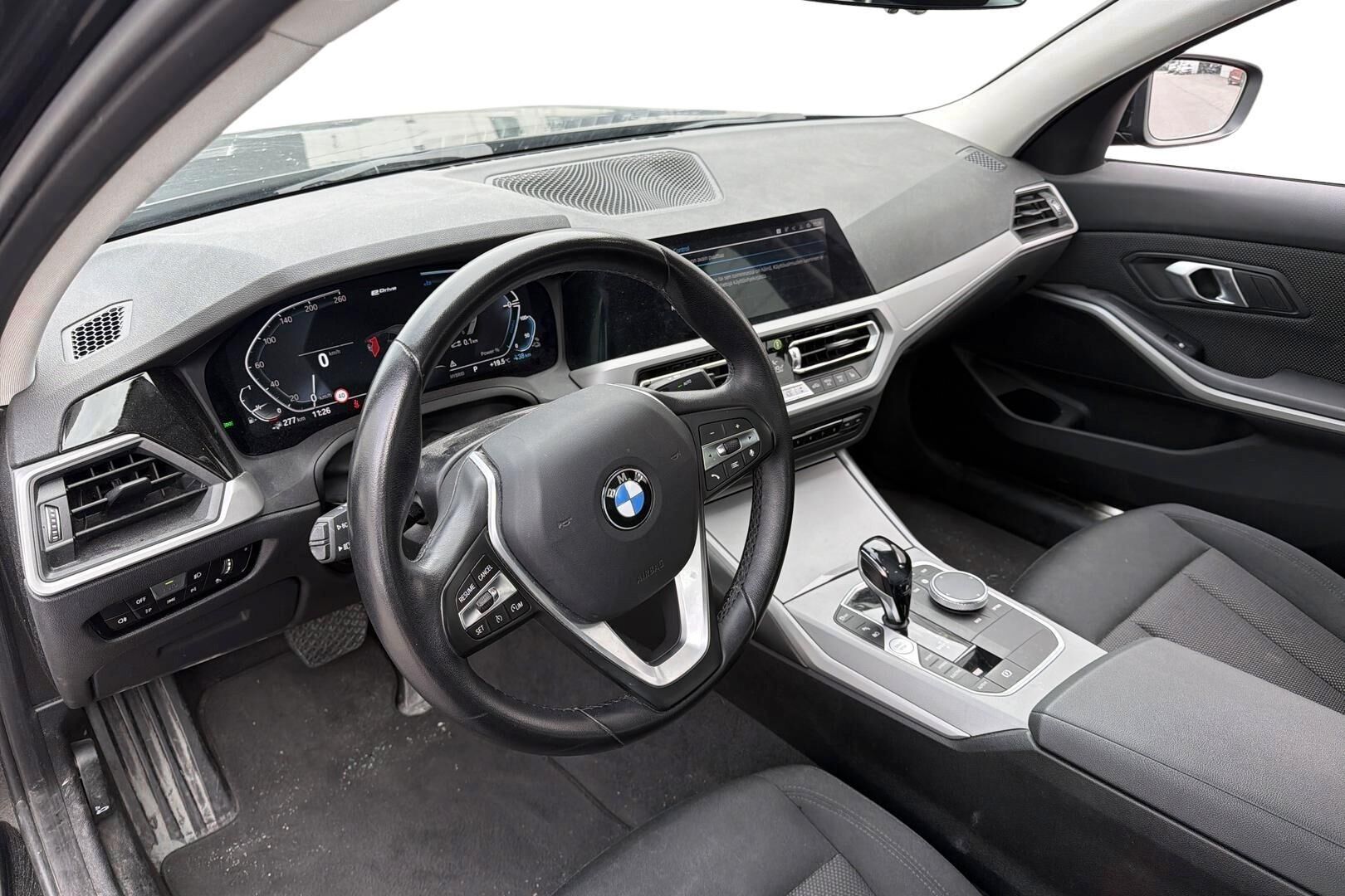 BMW 330 2021, photo 3/3