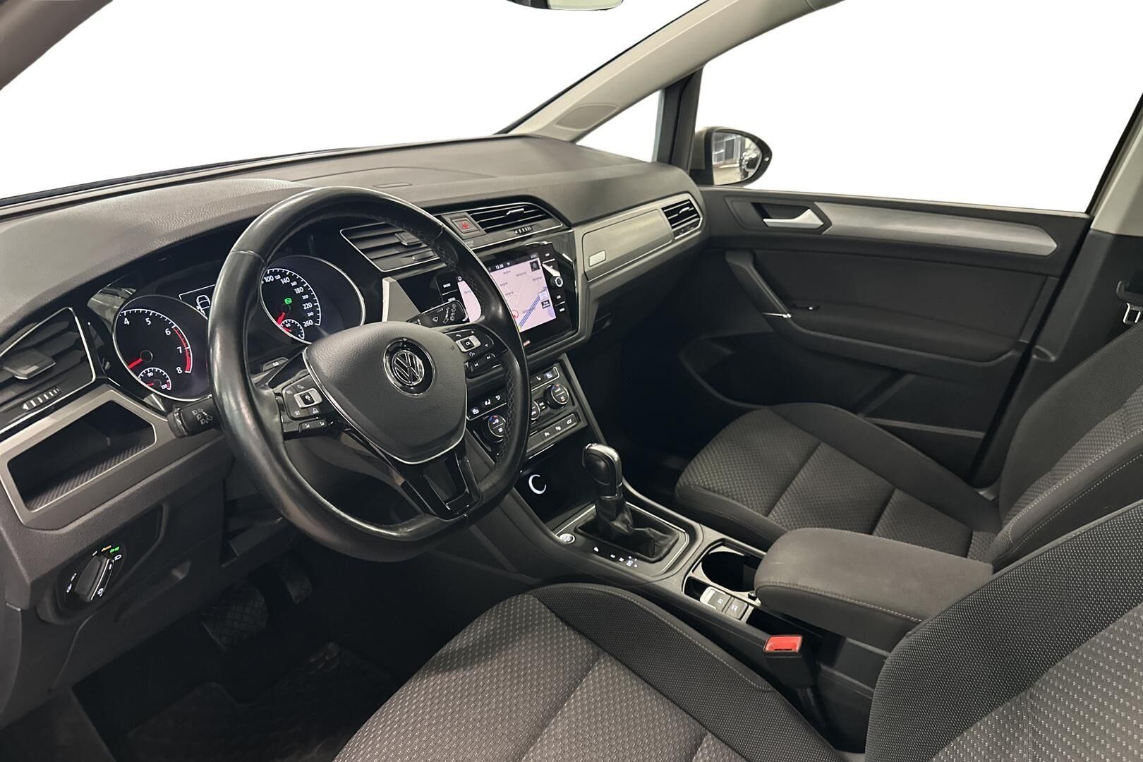 Volkswagen Touran 2017, photo 7/33