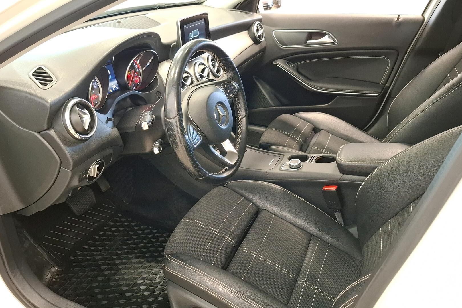 Mercedes-Benz GLA 200 A Premium Business 2016, bild 7/26