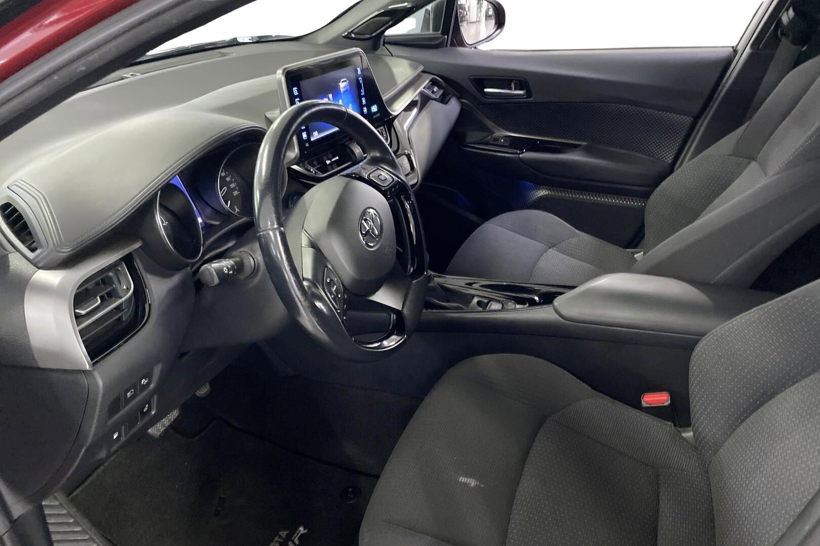 Toyota C-HR 1,8 Hybrid Intense Edition 2019, photo 7/17