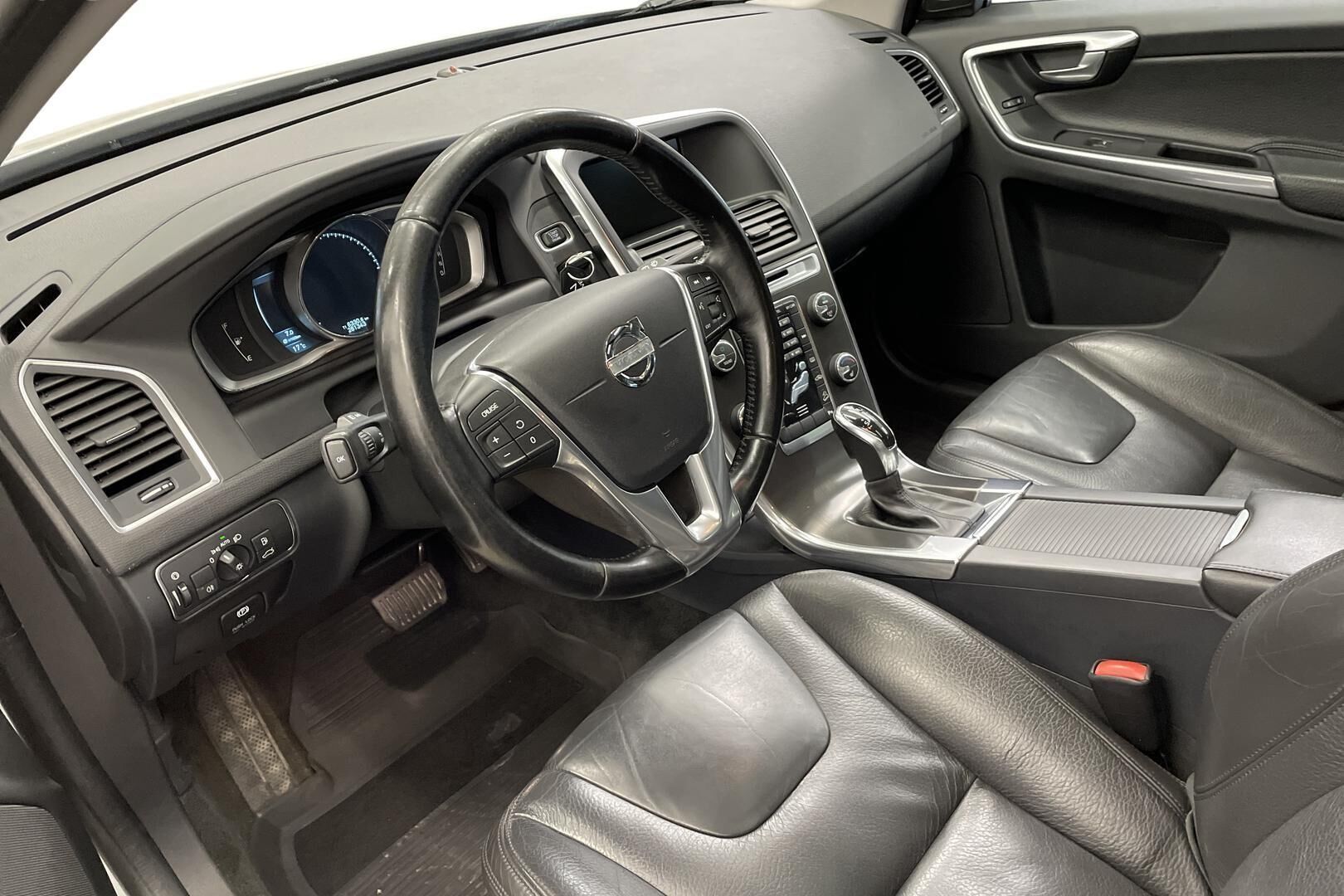Volvo XC60 D4 AWD Momentum aut Facelift 2013, kuva 7/37