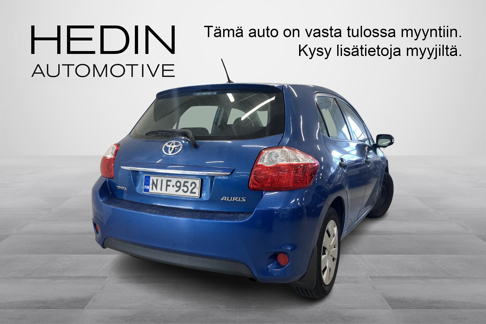 Toyota Auris 2010, photo 2/3