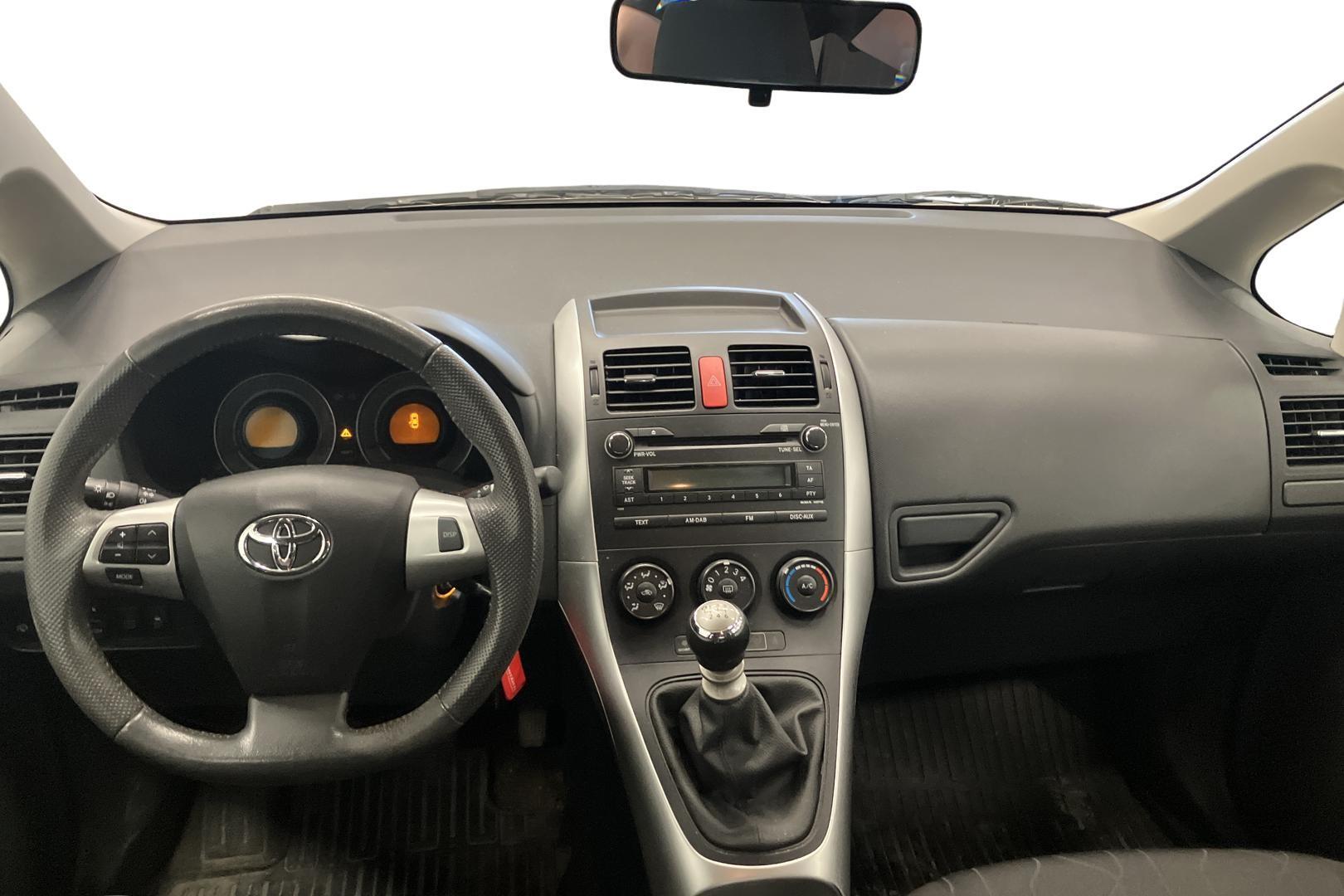 Toyota Auris 2010, photo 3/3