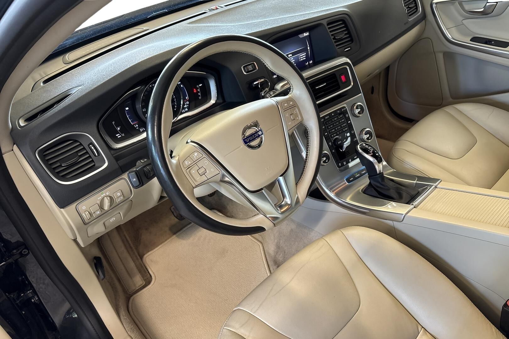 Volvo V60 2018, photo 7/36