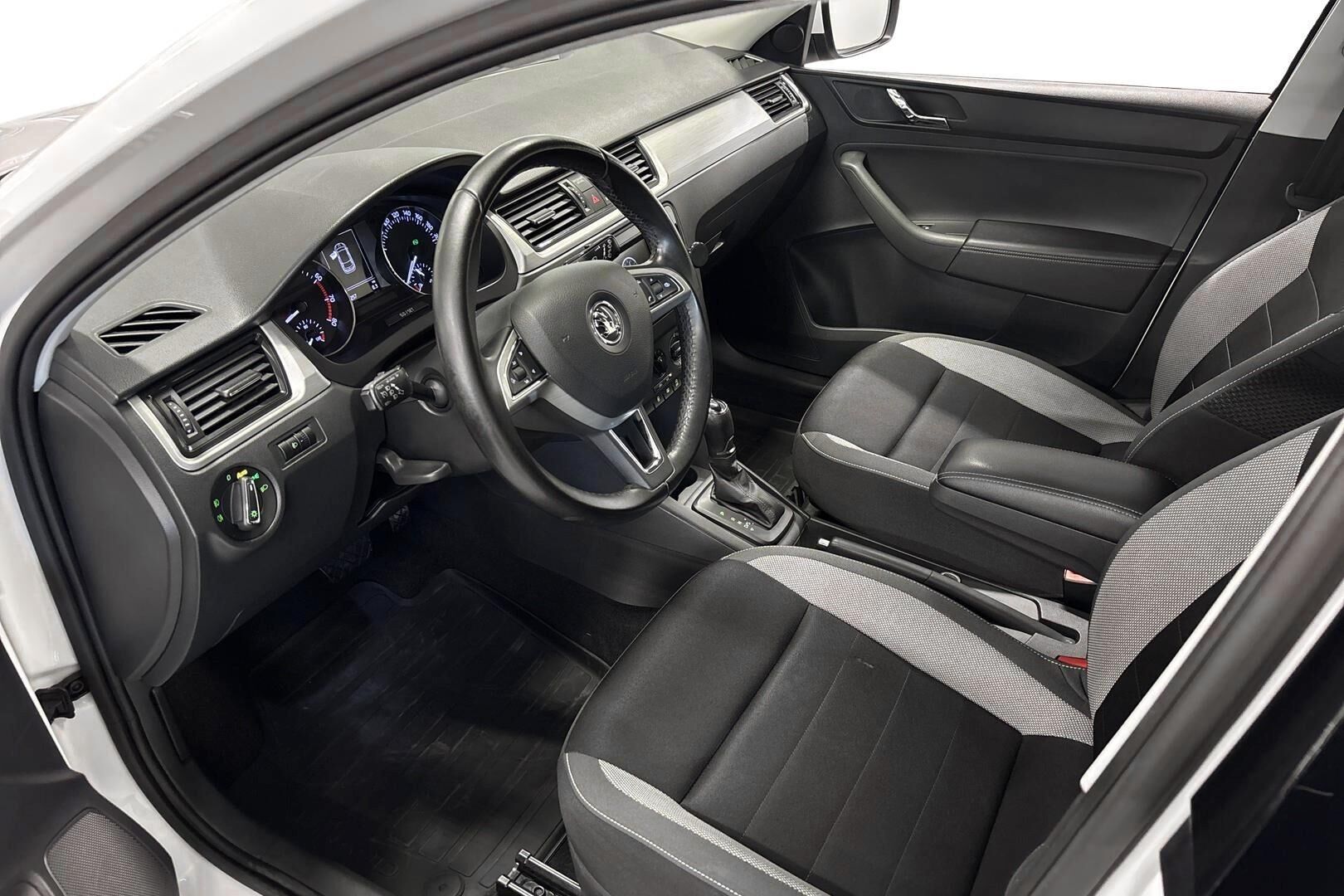 Skoda Rapid 2017, photo 7/34
