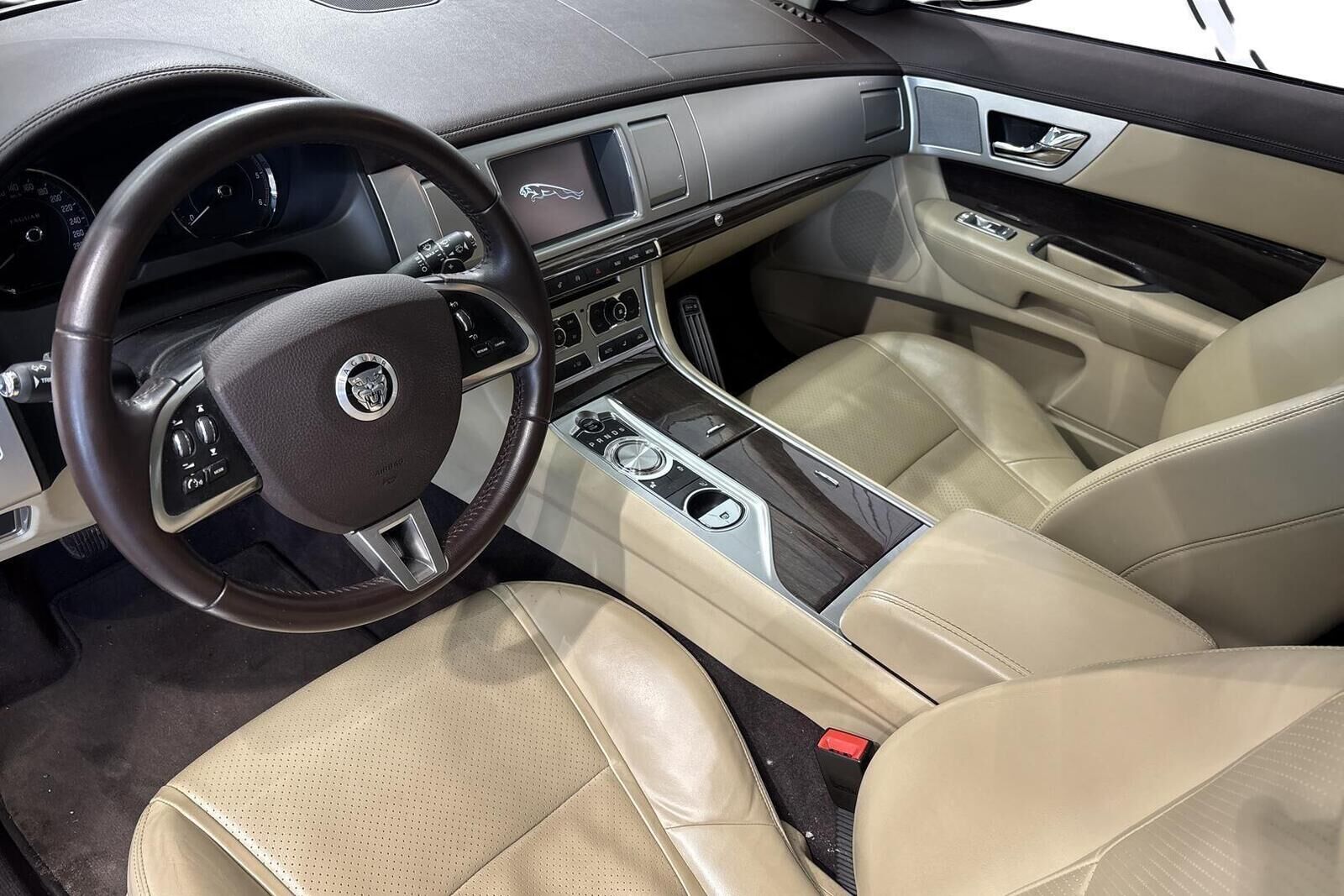 Jaguar XF 2,2 D 2011, kuva 7/29