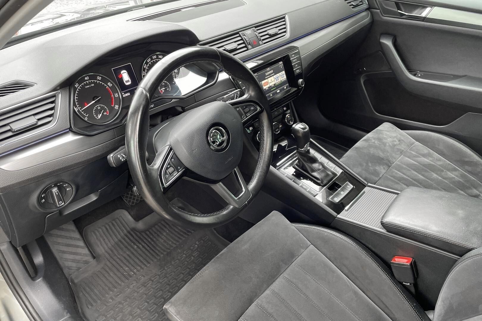 Skoda Superb 2015, photo 7/19